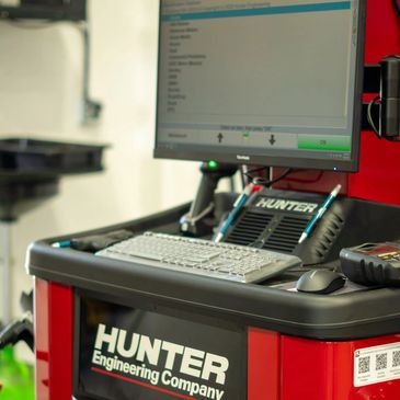 Hunter Engineering Company diagnostic equipment with computer screen and keyboard.