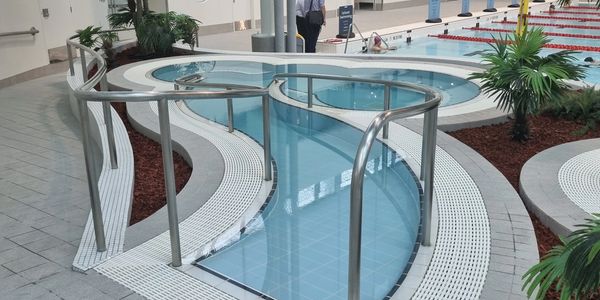 Radius Wet Deck Pool Grating