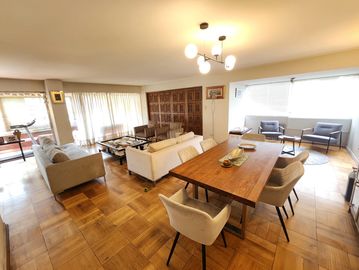 Sala espaciosa con muebles modernos y luz natural.