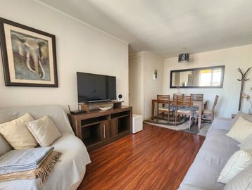 Sala y comedor modernos con piso de madera.