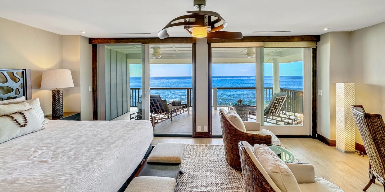 Bedroom and lanai with ocean view in Kona
