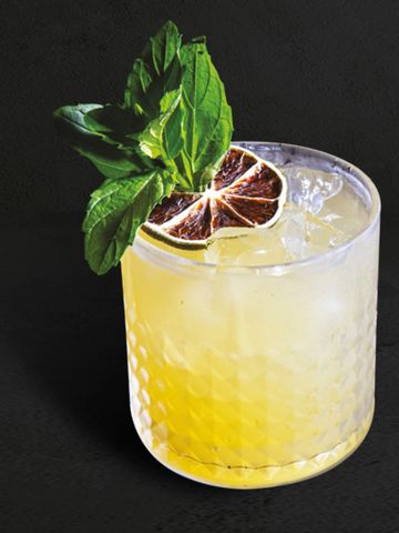 Irish Whiskey, infusión de durazno con piña y jugo de limón