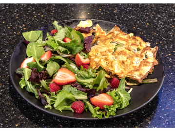 Healthy spinach omelette ﬁlled with mozzarella cheese accompanied by our signature fresona salad