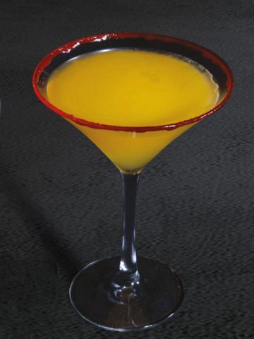 Infusión vodka de tamarindo y mango. Jugo de naranja y limón con toques de licor de durazno