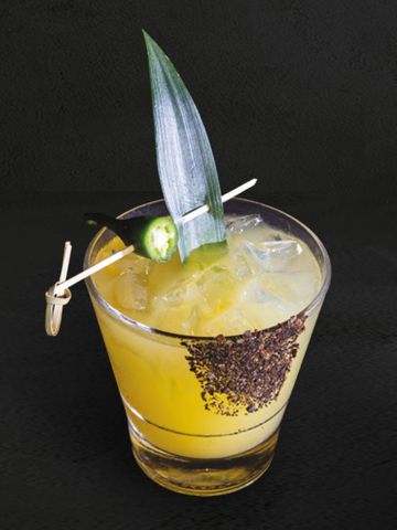 Mezcal artesanal Xicaru, infusión de piña, jugo de naranja y limón