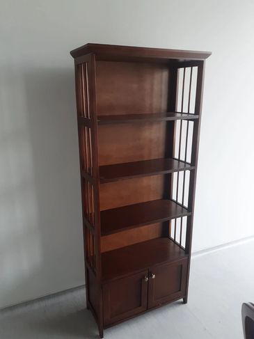 Ahşap Kitaplık ofis veya evlerde kulalnılabilir.