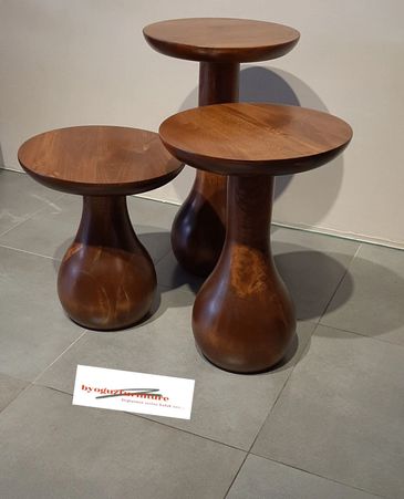 Ahşap Mantar sehpa takımlarında özel renk seçenekleri mevcuttur.