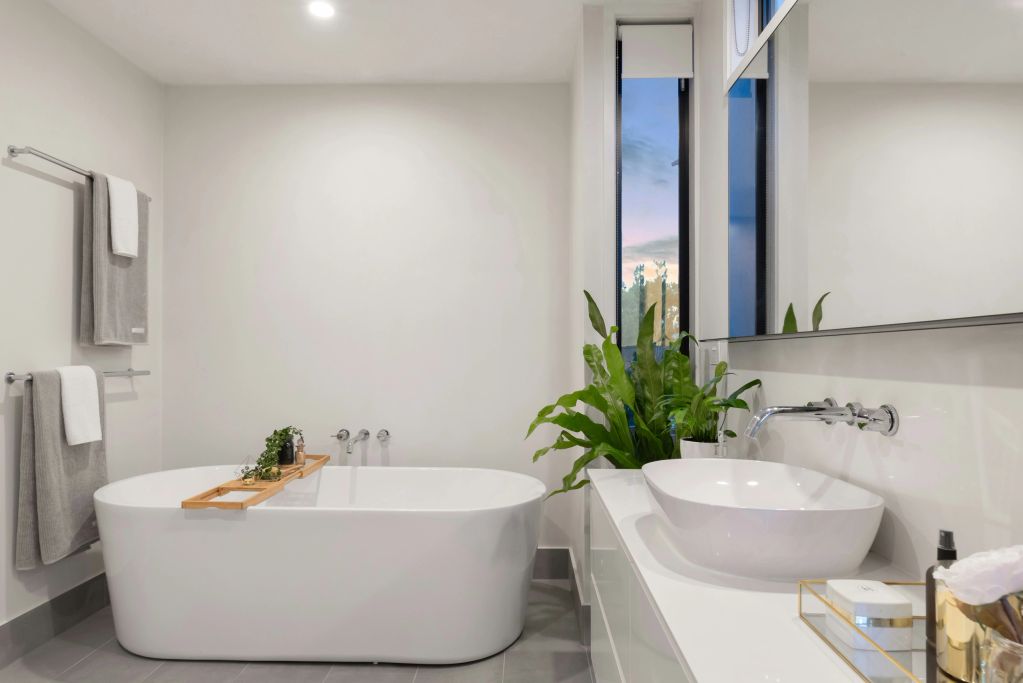 Moderne badkamer met vrijstaand bad en planten.