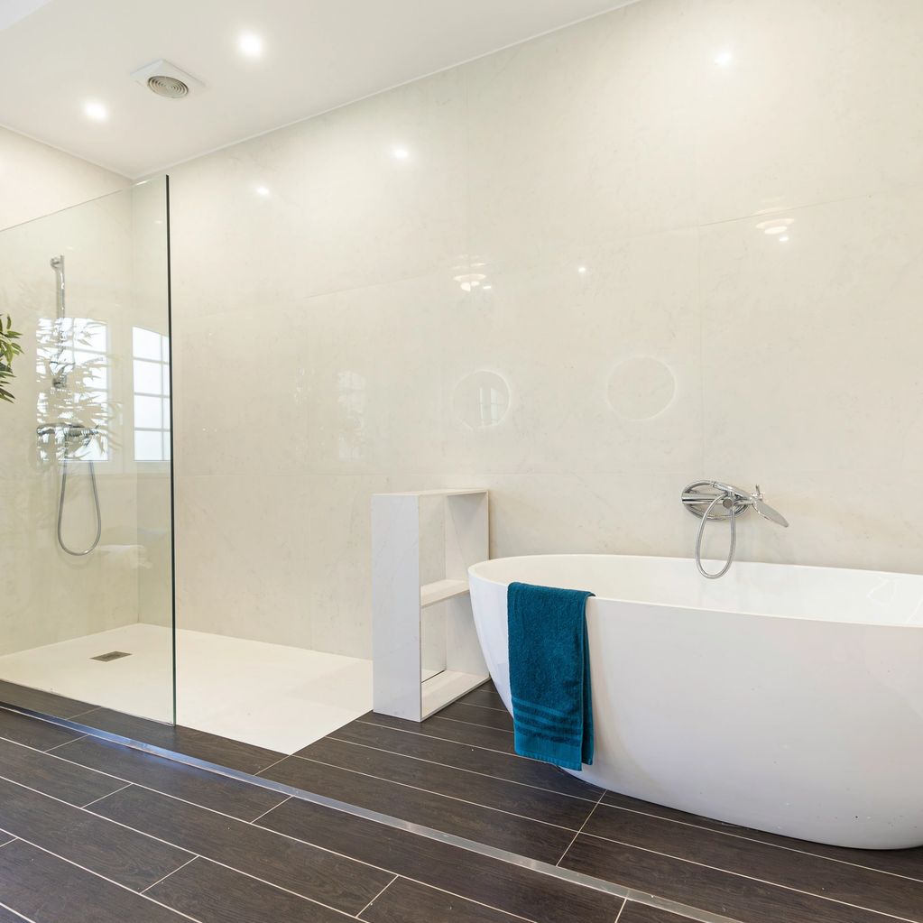 Moderne badkamer met vrijstaand bad en inloopdouche.