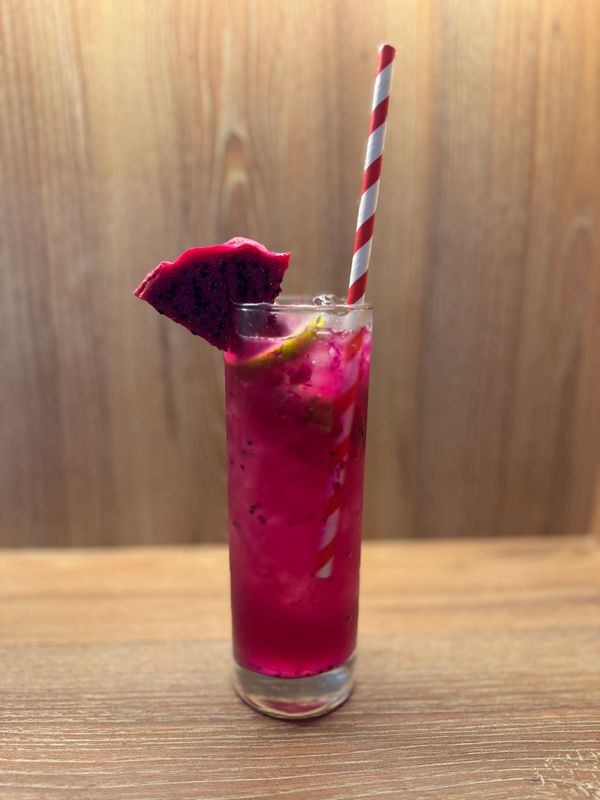 Un cóctel vibrante que combina la suavidad del ron de coco con el sabor tropical del jugo de chinola
