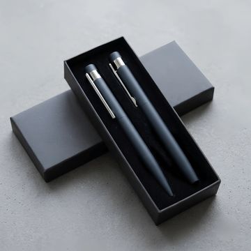 Set de bolígrafo y portaminas en caja negra.