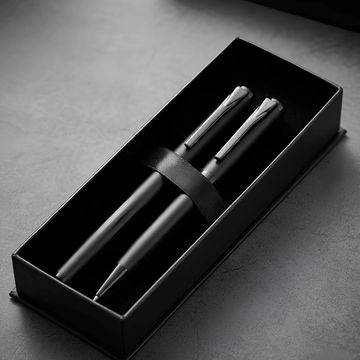 Juego elegante de bolígrafo y portaminas negros.