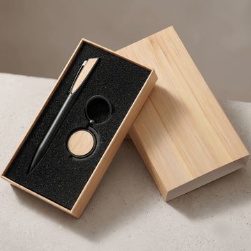 Set de regalo elegante con bolígrafo y llavero en caja de madera.