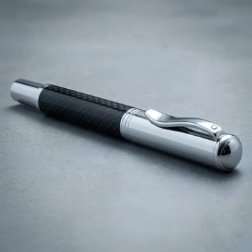 Pluma elegante con cuerpo negro y partes plateadas.