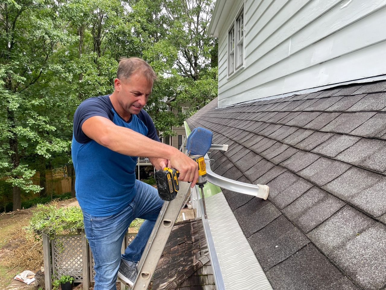 Mr Guter Installing Mesh Guards Mr Guter Installing Mesh Guards