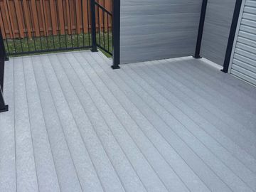 Plancher de terrasse et rampe en aluminium pour un aménagement extérieur durable.