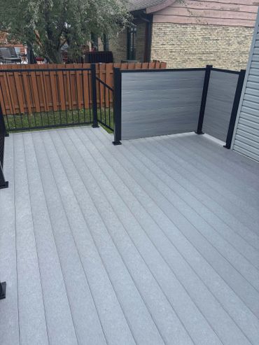 Installation d’un deck durable et sans entretien pour profiter pleinement de votre terrasse.