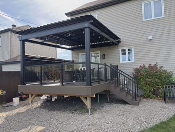 Projet de solarium avec rampe en aluminium durable et moderne.