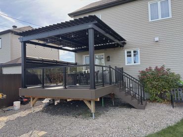Installation d’un deck durable et sans entretien pour profiter pleinement de votre terrasse.