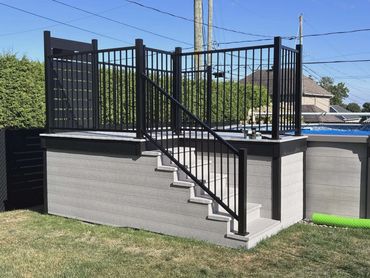 Installation d’un deck durable et sans entretien pour profiter pleinement de votre terrasse.