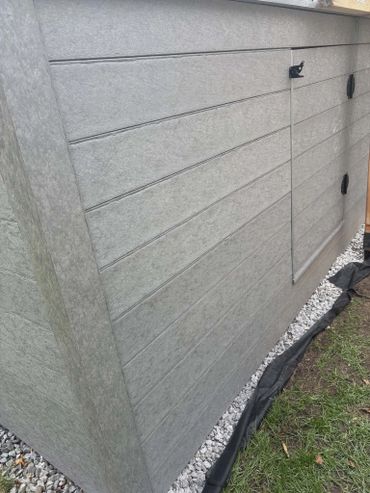 Installation d’un deck durable et sans entretien pour profiter pleinement de votre terrasse.