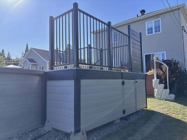 Installation d’un deck durable et sans entretien pour profiter pleinement de votre terrasse.