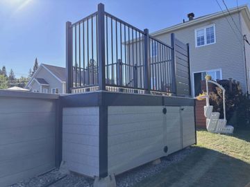 Construction d’un deck de piscine durable et sécuritaire.