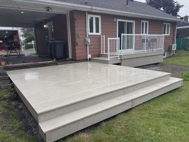 Installation d’un deck durable et sans entretien pour profiter pleinement de votre terrasse.
