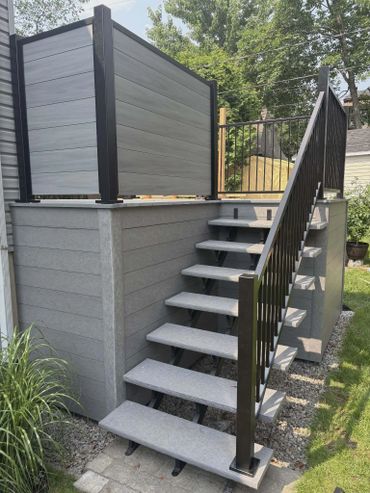 Installation d’un deck durable et sans entretien pour profiter pleinement de votre terrasse.