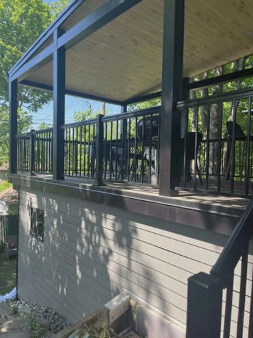 Pergola moderne conçue pour ajouter confort et style à l’espace extérieur.
