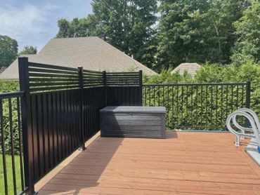 Rampe en aluminium solide et élégante pour un espace extérieur sécuritaire.