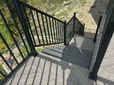 Rampe en aluminium solide et élégante pour un espace extérieur sécuritaire.