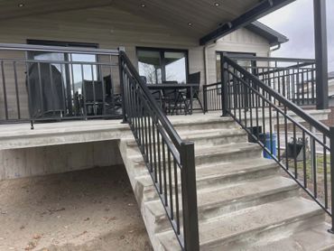 Installation de rampes et pergolas pour un espace extérieur sécuritaire et élégant.