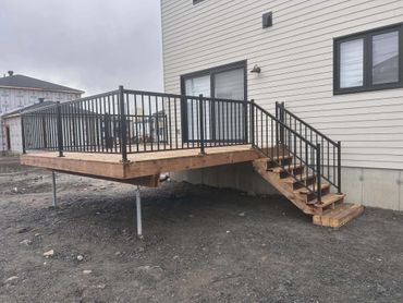 Installation de rampes et solarium pour profiter pleinement de l’espace extérieur.