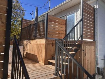 Installation de rampes durables et sécuritaires pour terrasse ou balcon.