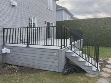 Installation de rampes durables et sécuritaires pour terrasse ou balcon.