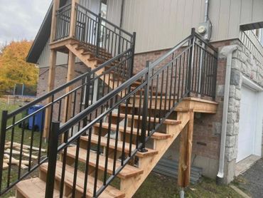 Installation de rampes durables et sécuritaires pour terrasse ou balcon.