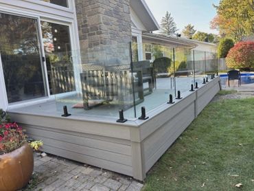 Installation de rampes en verre modernes pour une vue dégagée et sécuritaire.