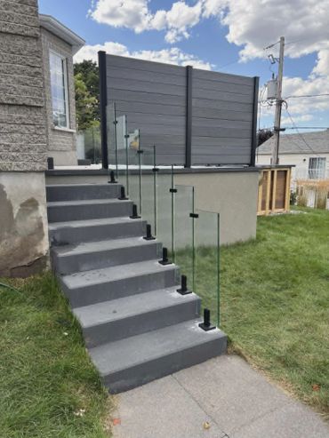 Installation de rampes en verre modernes pour une vue dégagée et sécuritaire.