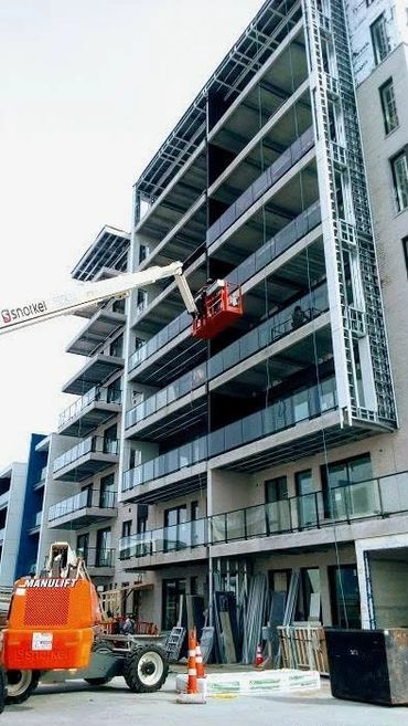 Installation de rampes en verre pour terrasses et balcons d’un immeuble commercial.