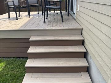 Installation d’un deck durable et sans entretien pour profiter pleinement de votre terrasse.