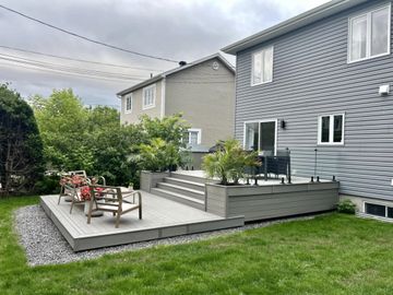 Installation d’un deck durable et sans entretien pour profiter pleinement de votre terrasse.