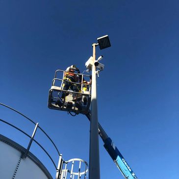 trabajos en alturas, cámaras de vigilancia, control de accesos, sistemas de fuego, paneles solares