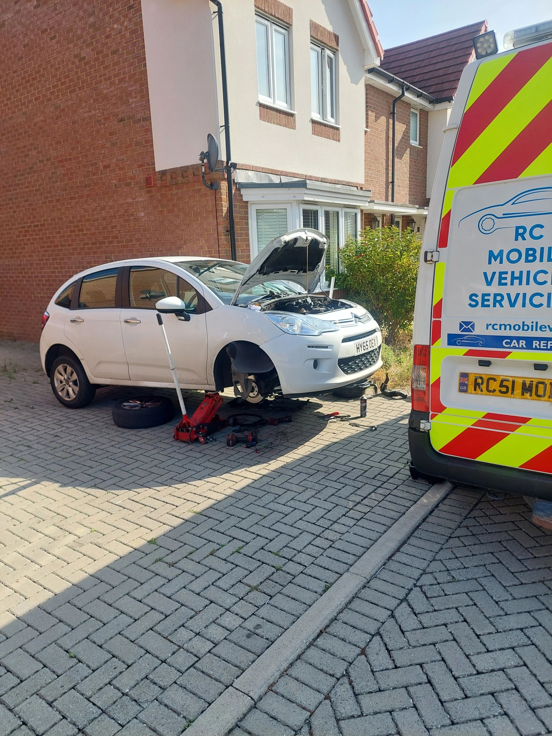 expert-mobile-car-mechanic-at-your-service