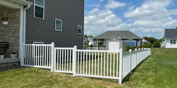 4ft white vinyl closed picket style fence w/gate