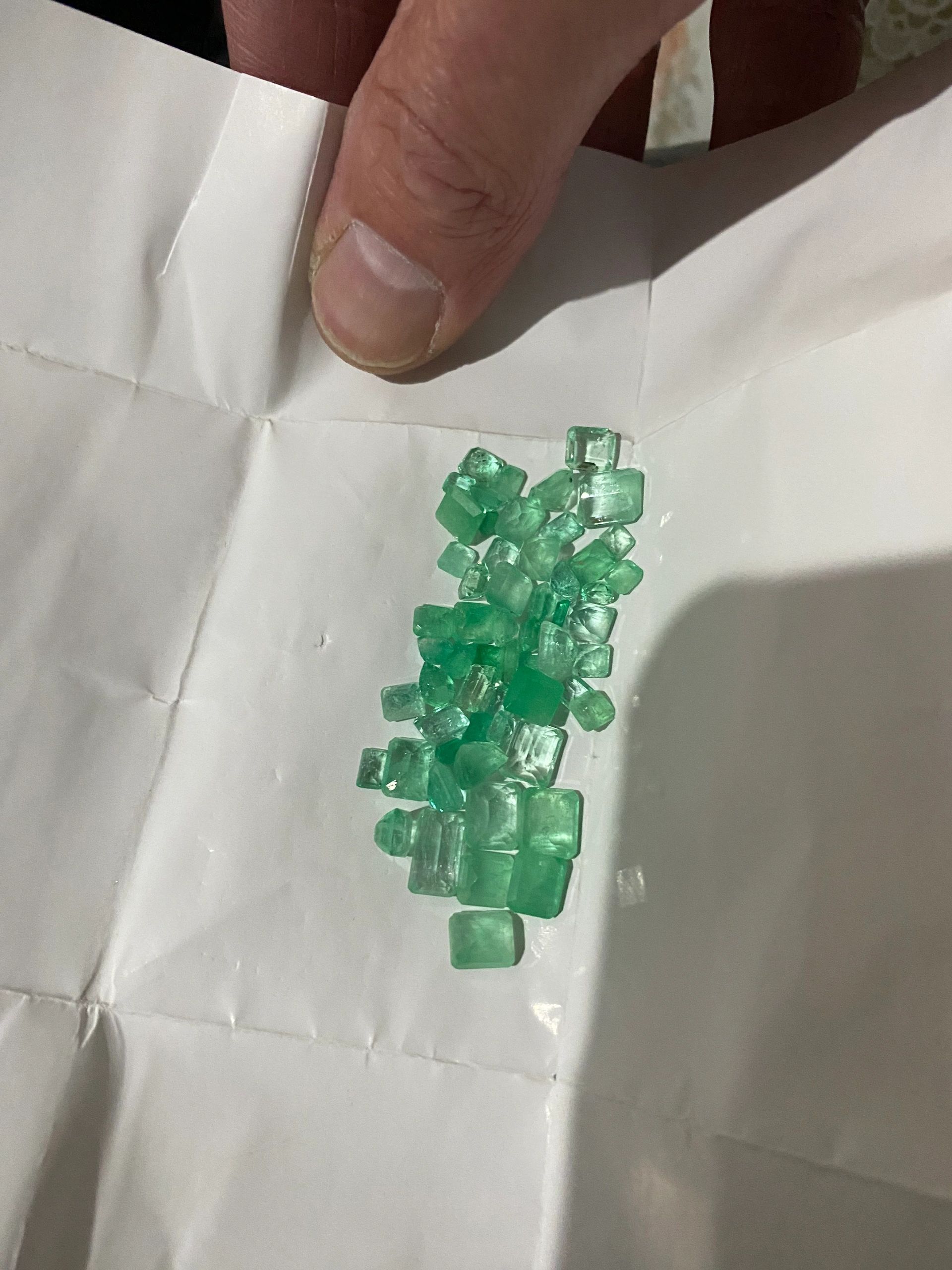 Green Colombian emerald gemstone lot..