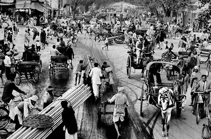 Traffic at Chowri Bazar, Old Delhi, 1964 | Source: Raghu Rai Foundation.