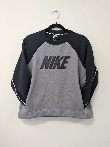 Nike Black & Grey Crew Neck Spellout Cropped Sweatshirt Jumper Pockets 