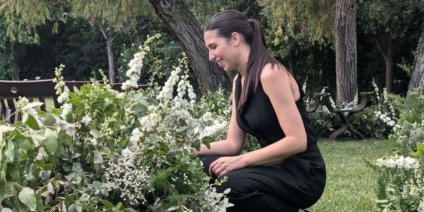 Sonia, CEO de Saphera organizando una boda en barcelona, haciendo la decoración floral.