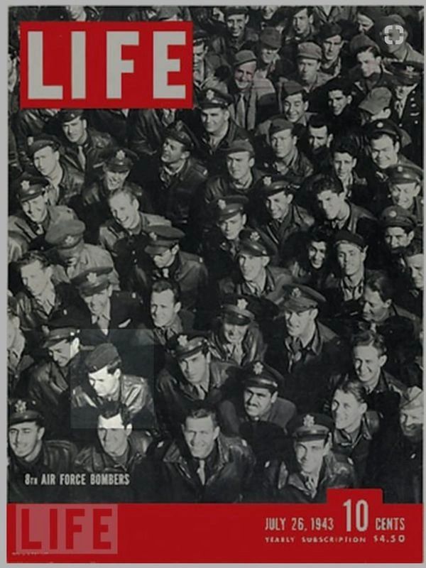 Large crowd of military personnel.
